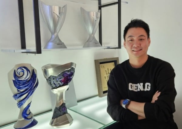 主场球迷狂嘘！翟晓川下脚绊倒刘传兴吃违体