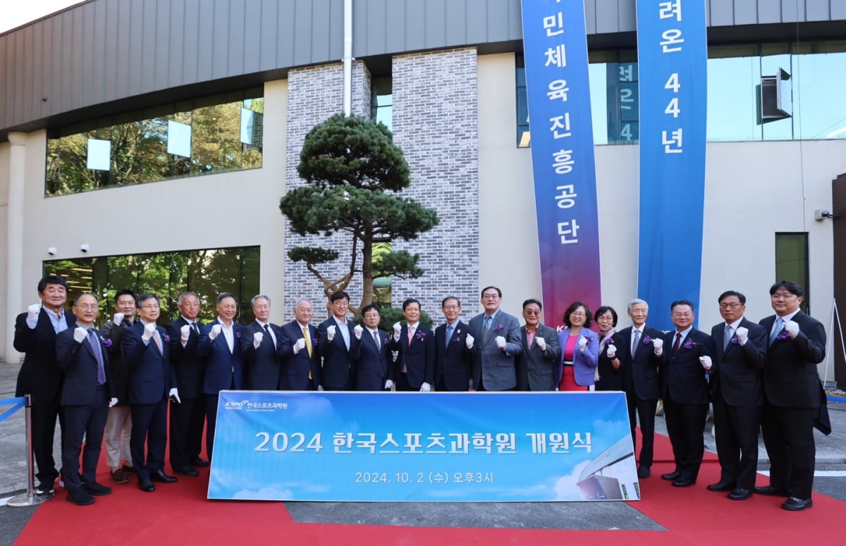 韩国女团LE SSERAFIM造访老特拉福德 曼联官方发文欢迎