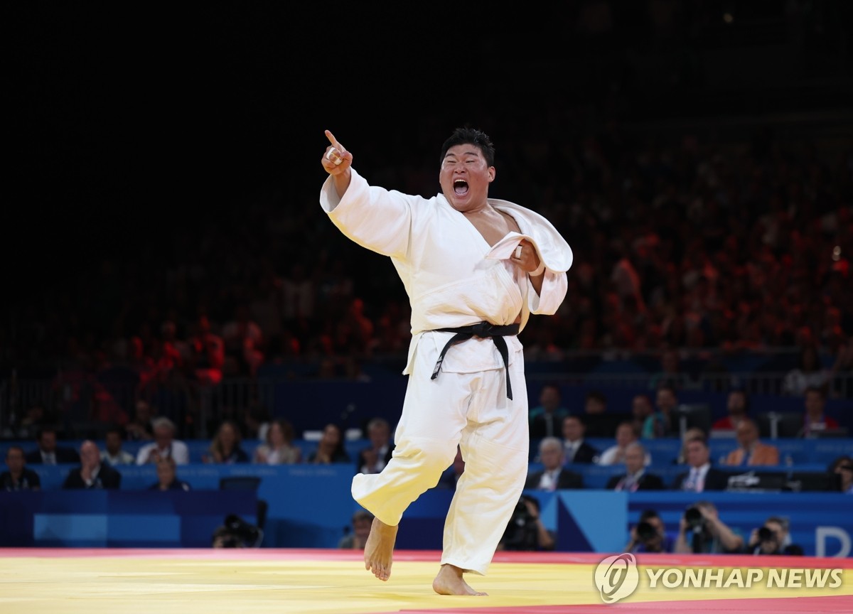体毛越位！埃泽推射远角破门 因越位在先进球无效
