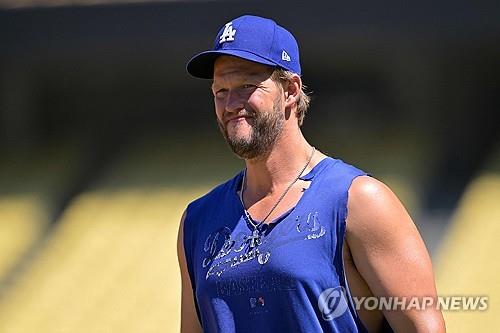 邮报：曼城希望冬窗至少买一名中场，瓜帅坚持将吉马良斯列入计划