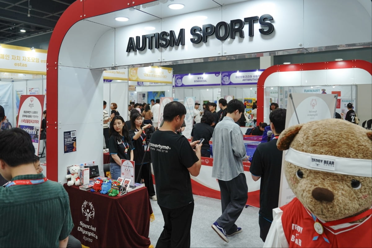 佐拉：帕尔默还需加强身体对抗能力 日后定能拿下金球奖