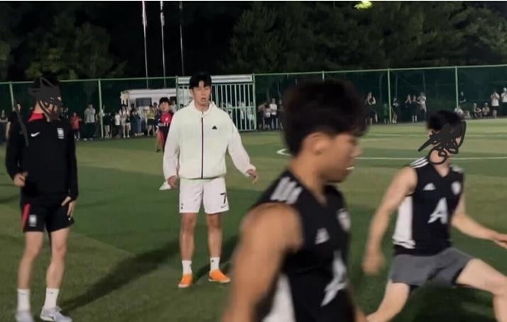 斯洛特：小基耶萨需要上场时间，但他也面临其他边锋的竞争