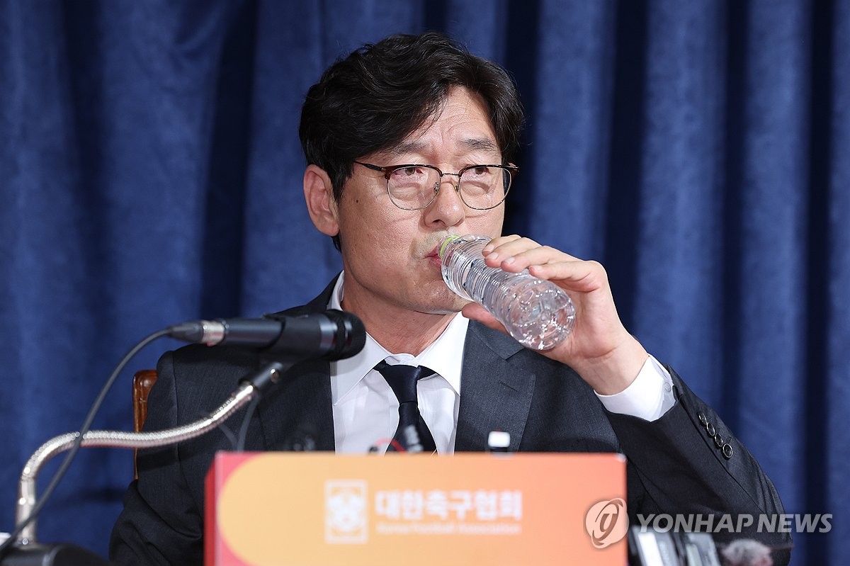 乌加特受伤后仍重新投入战斗获曼联球迷好评：这就是我们要找的人