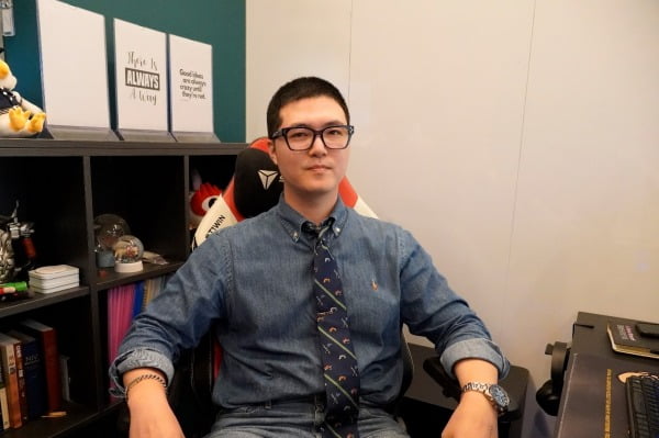 被问到科纳特的着装，格纳布里：就连我也没有这么狂野